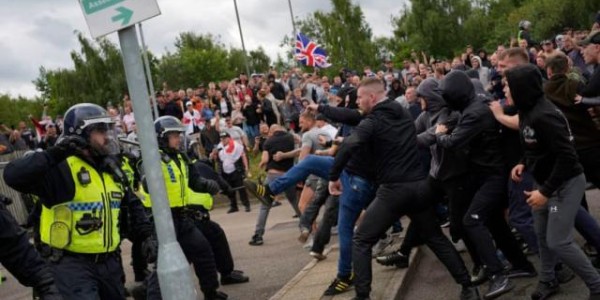 乐鱼体育下载-英国大骚乱，唐宁街求助英国体坛：帮帮我们！