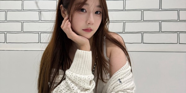 乐鱼体育下载-她比阿卡丽更迷人！LPL英文流解说Kitty社媒晒照