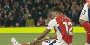 乐鱼vip注册-廷伯封堵射门时有些伤，队医进场检查后仍坚持比赛